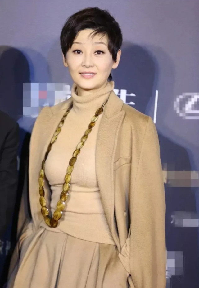 徐帆罕见撇冯小刚独自出席活动,气场十足