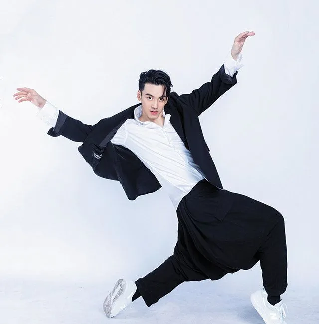 因综艺翻红的刘迦,现实中比女友小13岁,还有一个即将成年的女儿