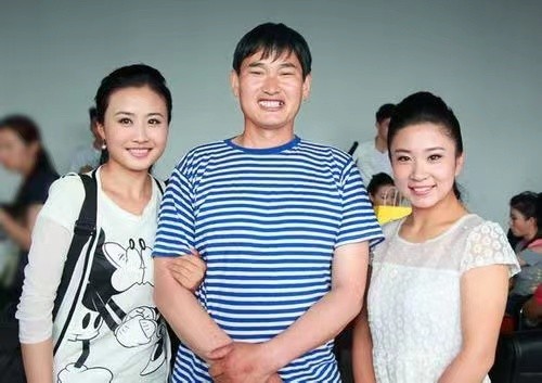 也正是因为马翠霞的装扮,看起来十分年轻,很难看出她是90后的女歌手