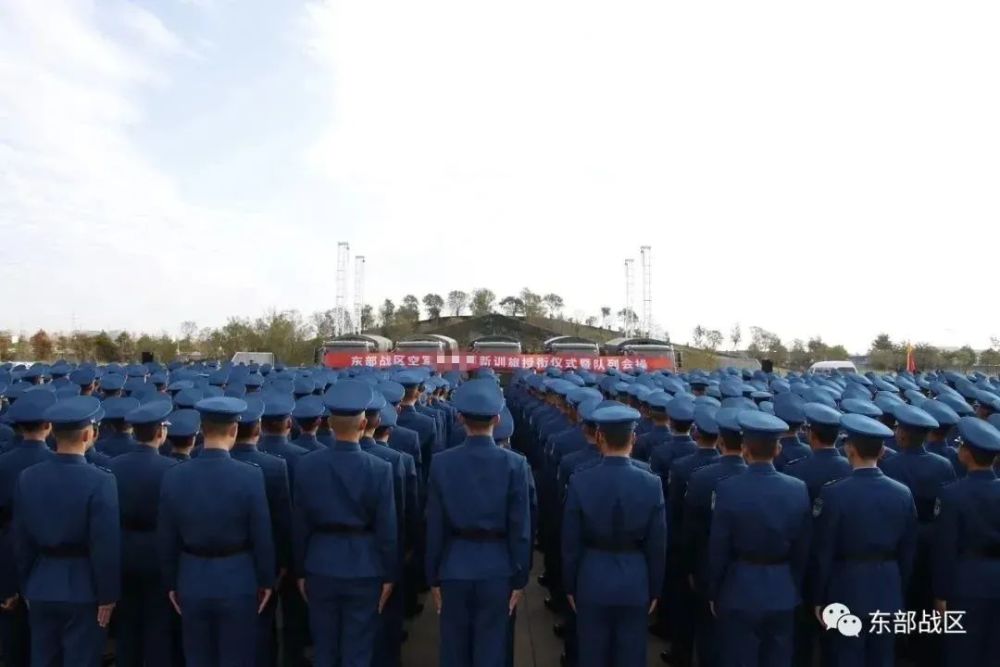 11月18日,东部战区空军某新训旅举行新兵授衔暨宣誓仪式,数百名新兵向