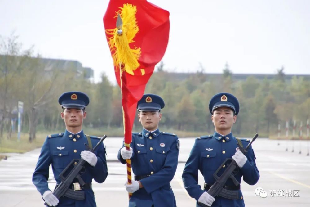 11月18日,东部战区空军某新训旅举行新兵授衔暨宣誓仪式,数百名新兵向
