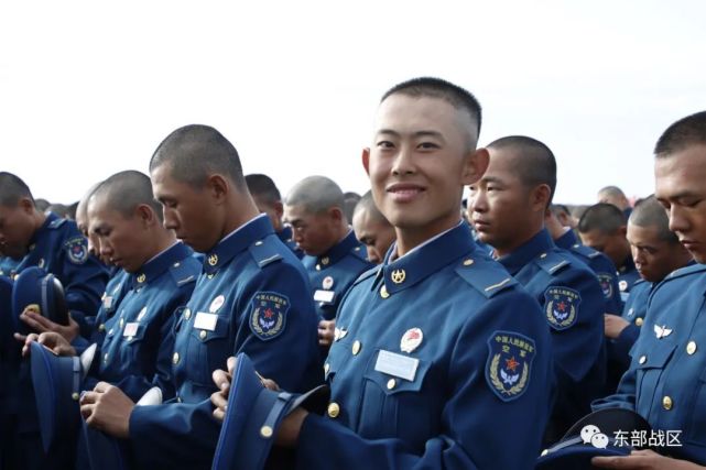 11月18日,東部戰區空軍某新訓旅舉行新兵授銜暨宣誓儀式,數百名新兵向