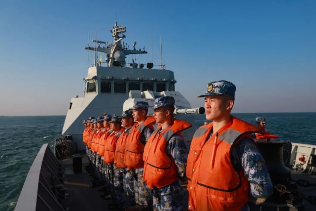 恩施舰和广元舰南部战区海军某基地护卫舰支队11月下旬寒风凛冽,炮声