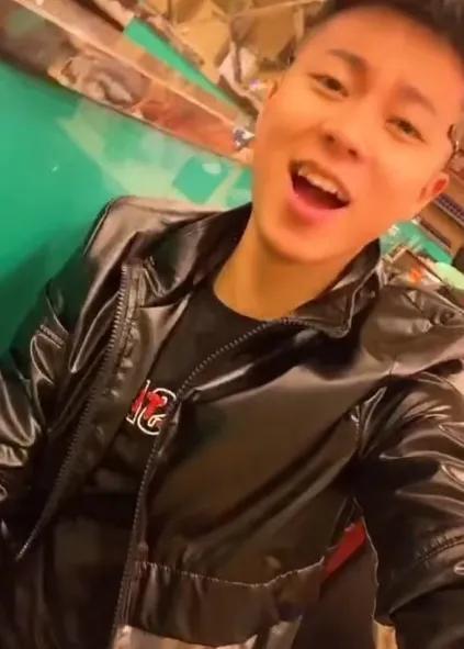 胜仔在做服务员的时候,偶然拍摄搞怪短视频火了,随