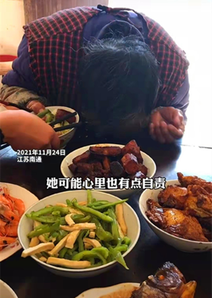 江苏南通,94岁老人吃饭拿不到碗,眼前画面戳中网友的泪点_腾讯新闻