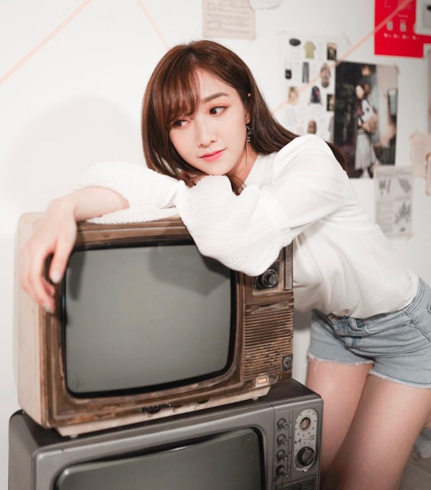 港姐亚军何依婷被曝与tvb签20年长约,本人这样回应_腾讯新闻