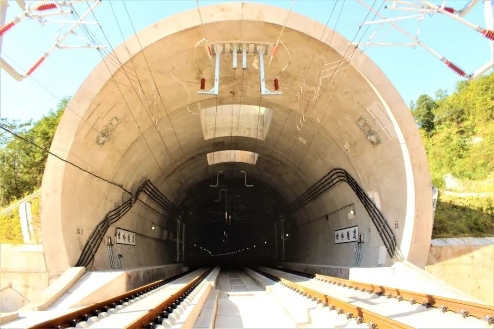 隧道埋深最深约217m,穿越砂岩,变质砂岩,千枚岩等强,弱风化地层.