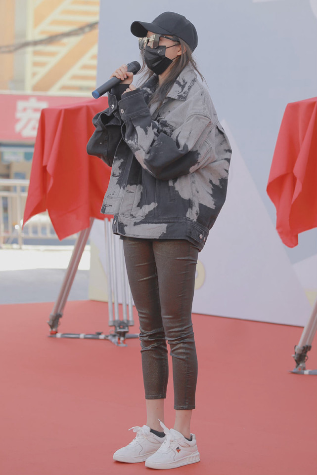 关晓彤现身开机活动穿牛仔配皮裤九头身实力抢镜比女二高一截