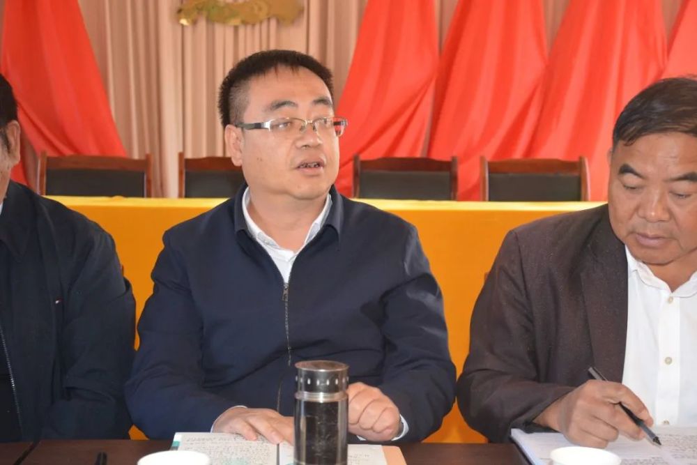 回乡领导,省政协民宗委副主任董继理就如何做好乡村规划编制提出建议.