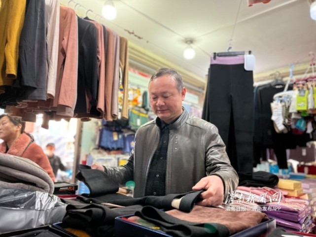 是商场商户或是熟悉的顾客都会竖起大拇指称赞道"那是一个实在的老板"