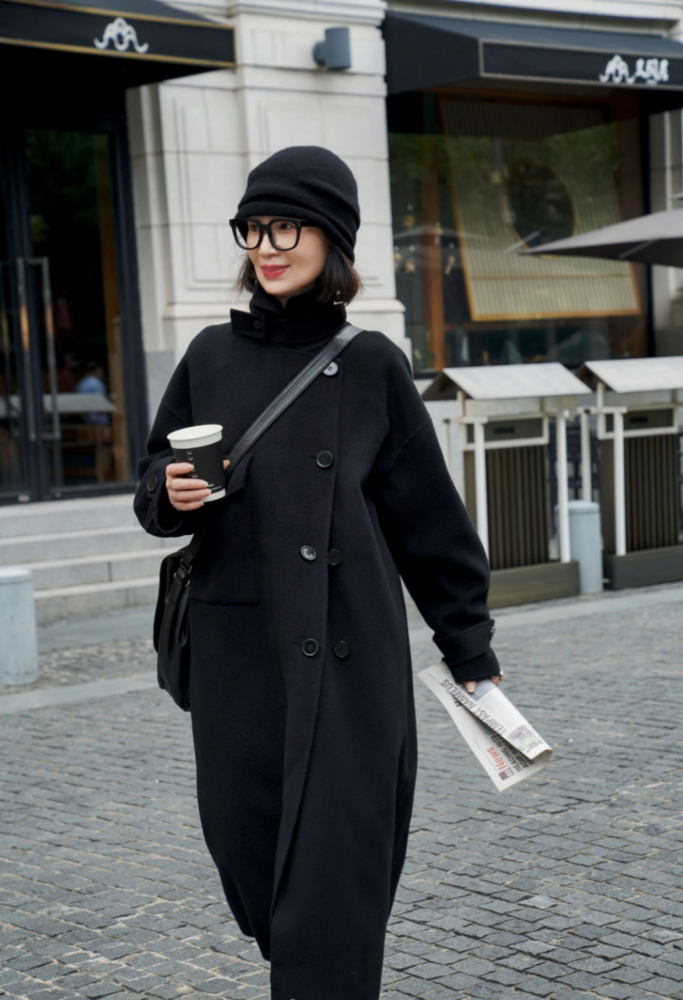 为何你穿黑大衣总比别人土?其实配饰才是关键,提升气质又洋气插图2