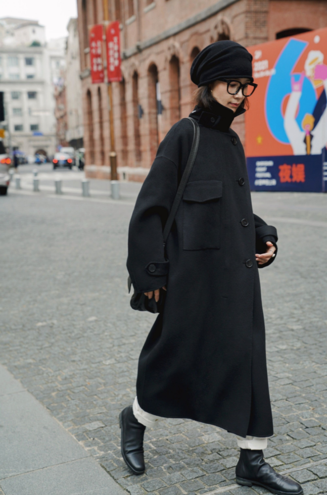 为何你穿黑大衣总比别人土?其实配饰才是关键,提升气质又洋气插图4
