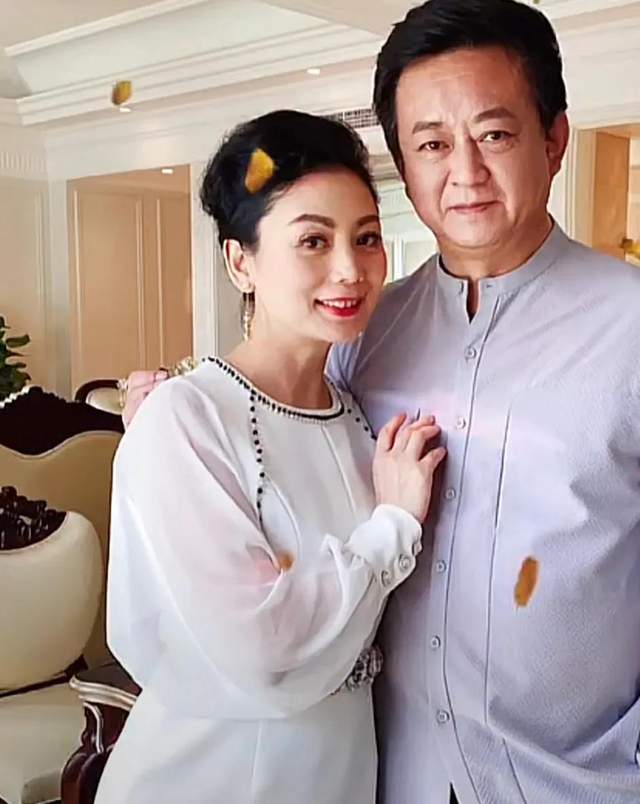 朱军与妻子第4次大秀恩爱网友朱军老师你这是要复出吗