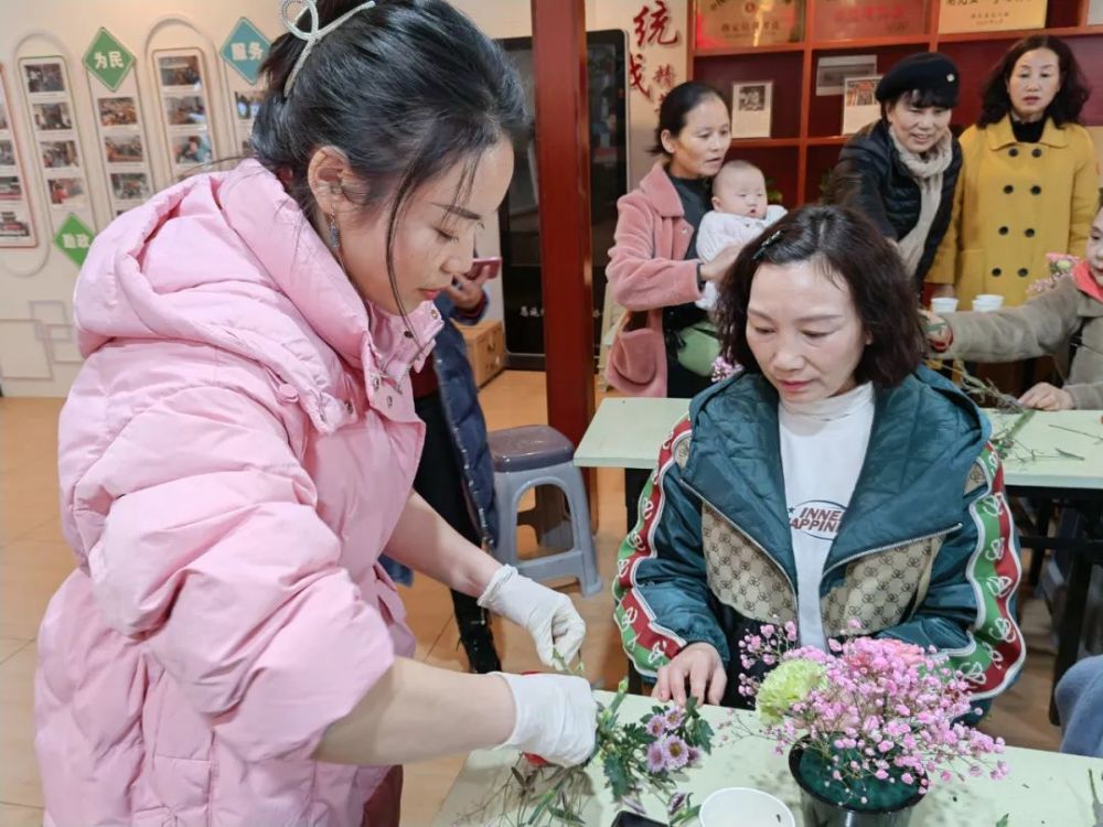 我为群众办实事花香四溢恩施州妇联家爱驿站项目花艺课程走进机场路