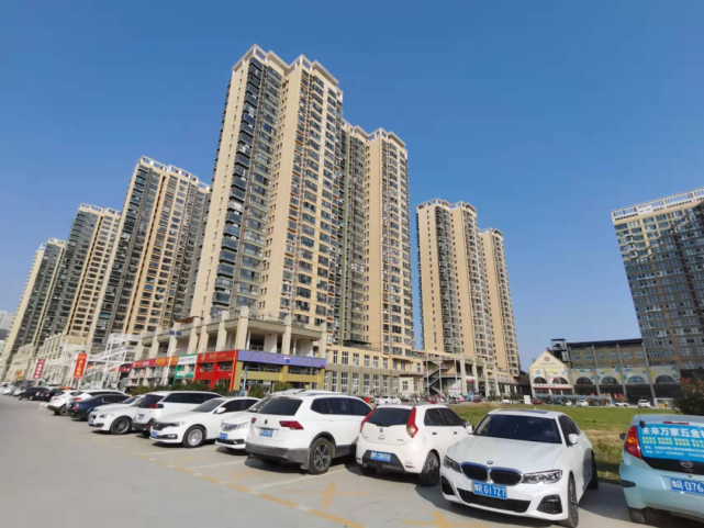 清华园外围清华园内景银河时代广场现状如下:小区入口小区内景二期