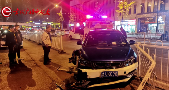 貴陽街頭突發車禍,出租車一頭撞上護欄!數名的哥為何一起怒斥乘客?