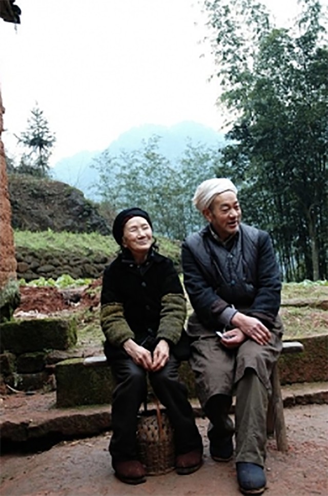 刘国江:和寡妇爱情遭非议,私奔藏在深山50年,徒手凿6208级天梯