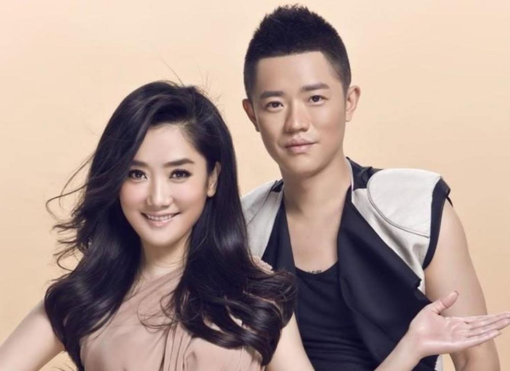 原来凤凰传奇中玲花的丈夫,竟是我们熟悉的他,难怪与曾毅做不成夫妻