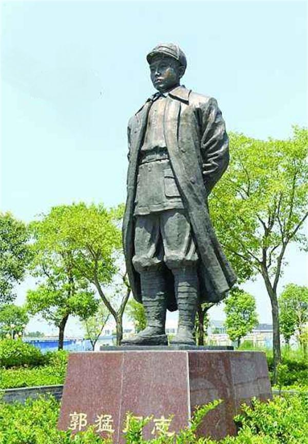 红军团政委负伤留苏区打游击,抗战时组建老虎团,日寇扫荡中牺牲