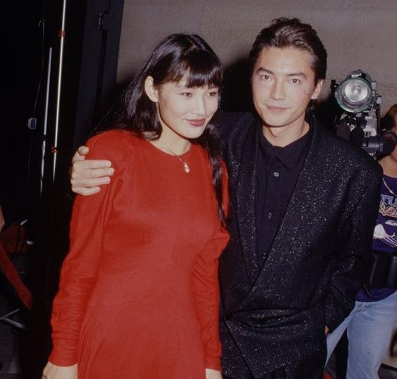 曾被誉为盛世美颜的尊龙如今孑然一身挺肚腩难掩独特气质