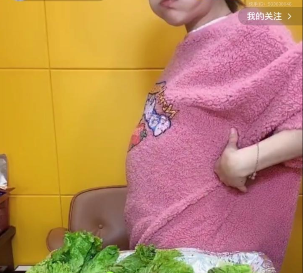 女生吃食物撑大肚子图片