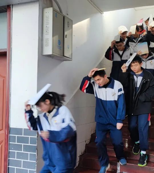 养正学校举行防火,防震安全应急疏散演练