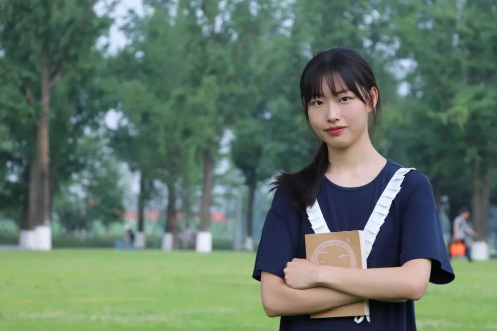 陈思佳中共预备党员,材料与能源学院新能源材料与器件专业2018级本科