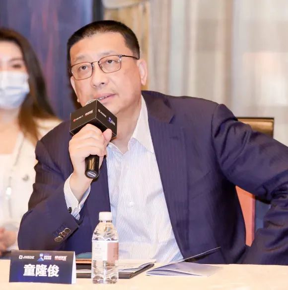 左:麦德龙副ceo陈志宇右:21世纪百富学院执行院长童隆俊莱克电气董事
