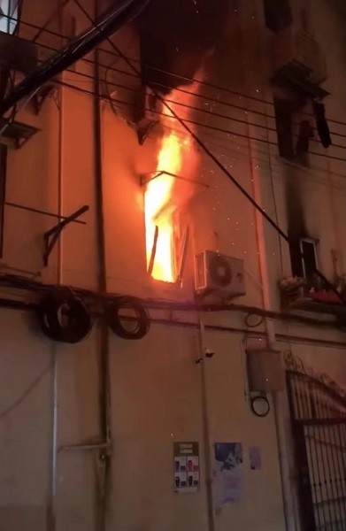 延平路一小区发生火灾 多辆消防车到场扑救