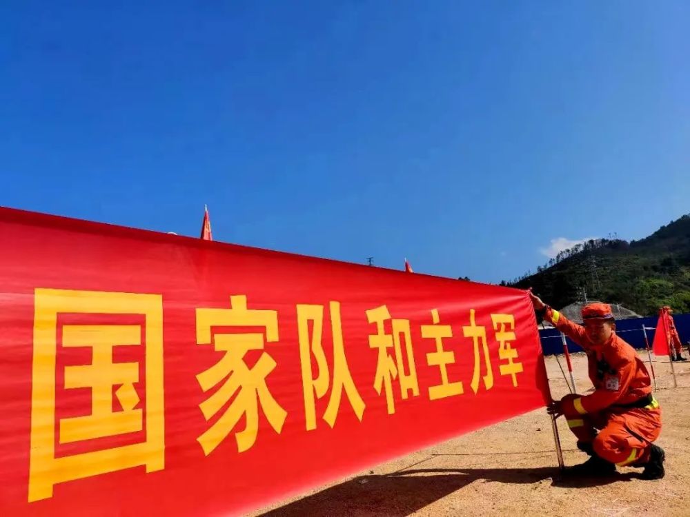 结合宿营区地形地貌,第一时间在显眼位置设置悬挂激励斗志的标语条幅