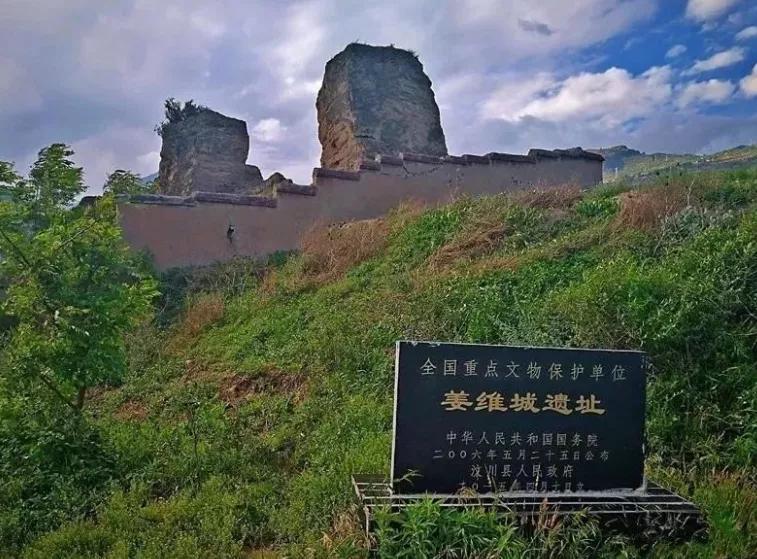 他们不惧风雪,探寻古遗址.
