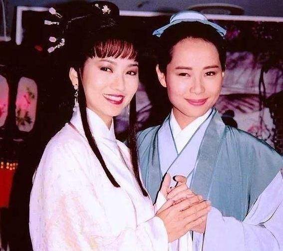 没有变身前的胡媚娘对许仕林一见钟情,心地虔诚的她摇身一变,成了美女