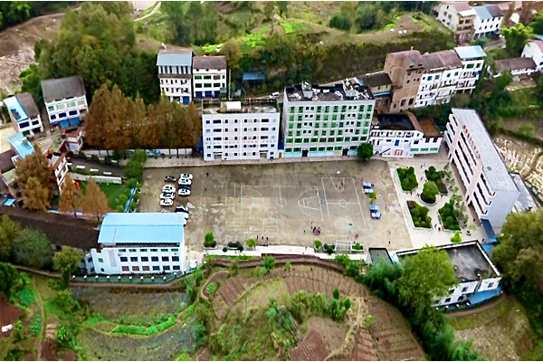 忠县金鸡镇中心小学校位于忠县北大门,与梁平县铁门乡接壤.