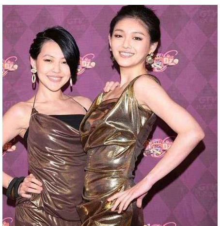 大s是如何离开年轻20岁就追她的大佬杨登魁和汪小菲闪婚的