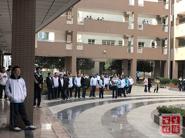 成都市盐道街中学举行第十二周升旗仪式暨"法制教育进校园,护航青春筑