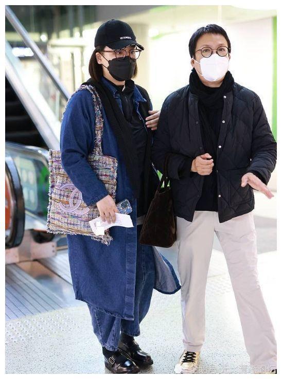 马思纯与妈妈一起看房?助理搀扶下楼梯,打扮低调无偶像包袱_腾讯新闻