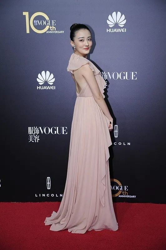 徐璐这一次真的穿对了纯白色羽毛礼裙超惊艳展露完美身材