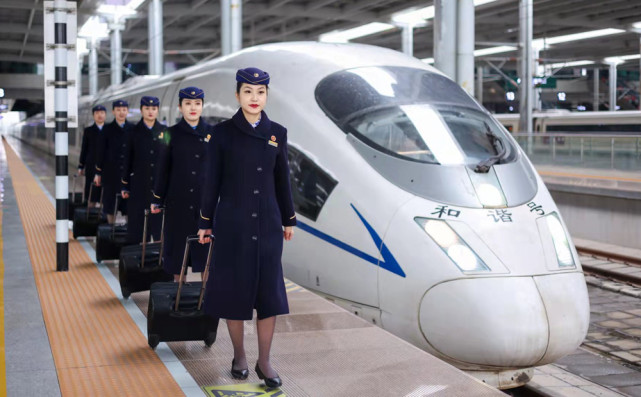 组图藏蓝色大衣搭配金色条纹丝带高铁乘务员换冬装了