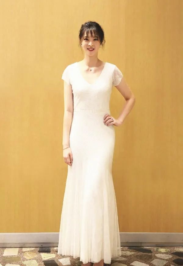 "排球女神"惠若琪,穿丝缎长裙演绎女王气质,简约中的高贵美