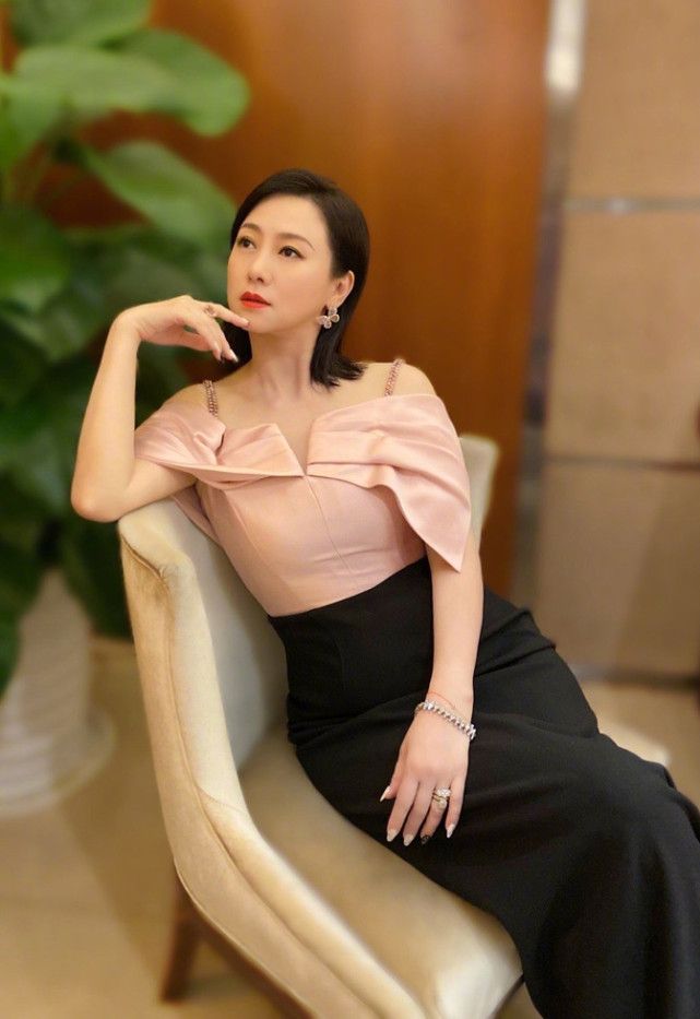 翁虹独自过感恩节穿礼服戴蝴蝶耳环像阔太身材富态小肉手抢镜