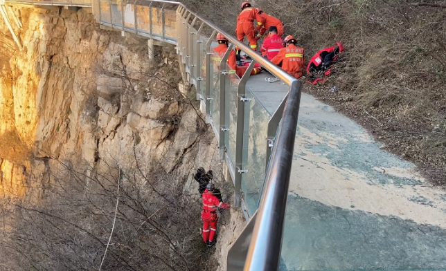 邯郸一废弃玻璃栈道破裂一中年女子从高空坠落