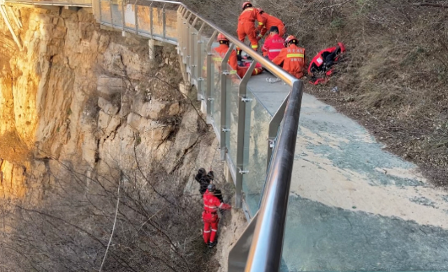 邯郸一中年女子从高空坠落