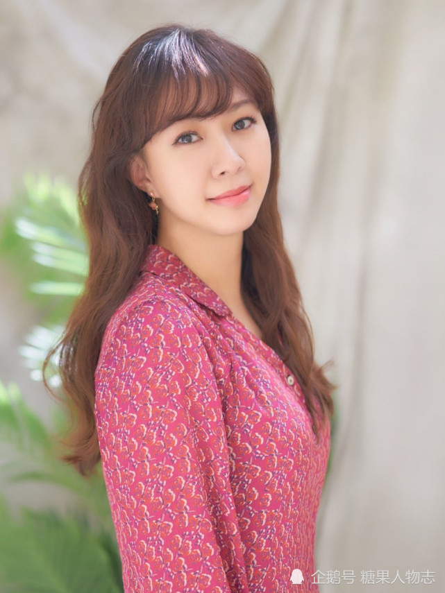 40岁卓依婷似少女32岁隐婚生女一家三口生活低调甜蜜