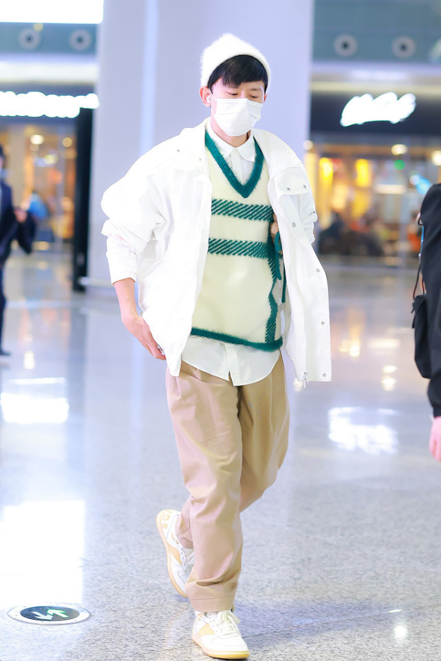 张杰好帅,上穿白色夹克,下搭卡其色休闲裤洋气极了呢!