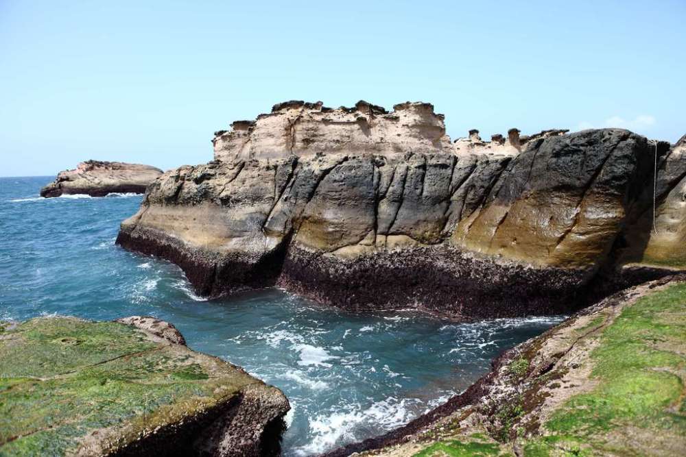 岩石基质而沙质海岸主要由沙子和砾石组成,如海南岛的亚龙湾,广西北海