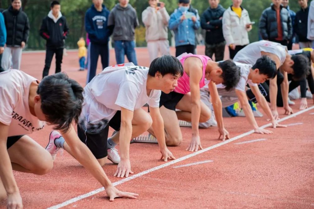 挡不住的是短跑健儿如火般的气势!枪声起,预备跑挡不住的是青春活力!