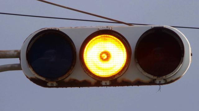 黄灯最后一秒过线,是继续开还是停车?老司机解答,看完就懂了