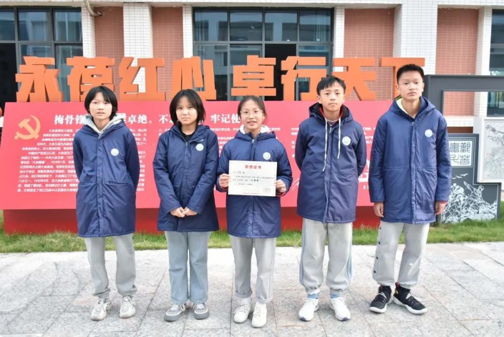 于瑞婷,罗天缘,候静雅811班:蓝婉尹,郭益奥812班:陆建成,严凝,卢恩淇