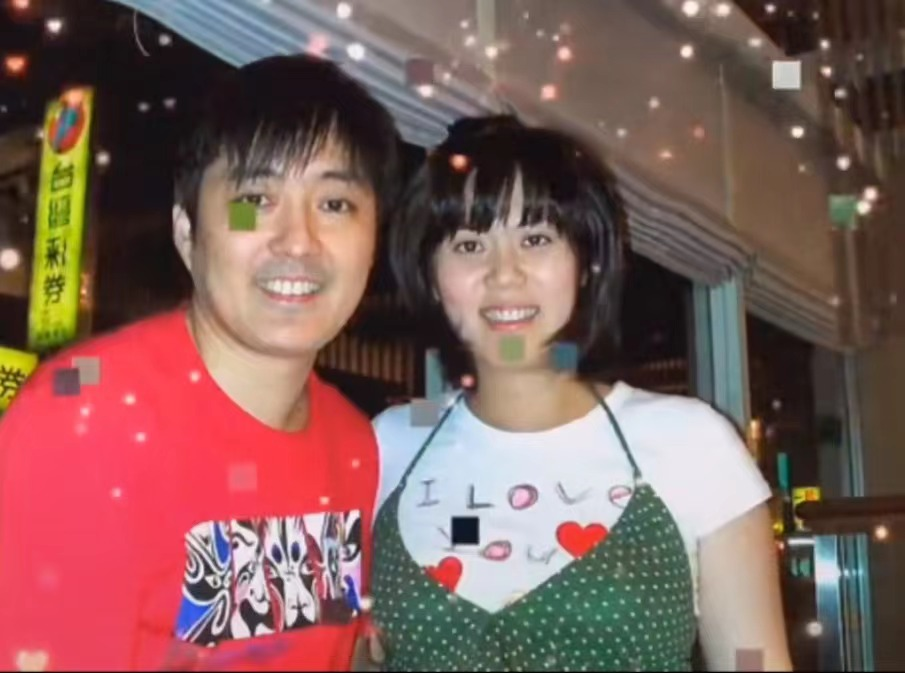 57岁李志希晒全家福庆结婚20周年空姐妻子罕露面仨儿女颜值高