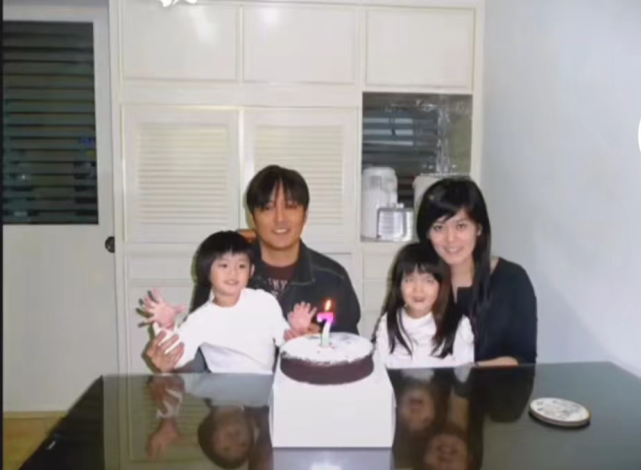 57岁李志希晒全家福庆结婚20周年!空姐妻子罕露面,仨儿女颜值高